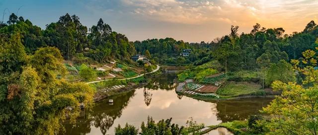 近年，在城郊拿上千亩甚至万亩土地，做休闲农业、乡村旅游、养生养老等大休闲泛地产项目