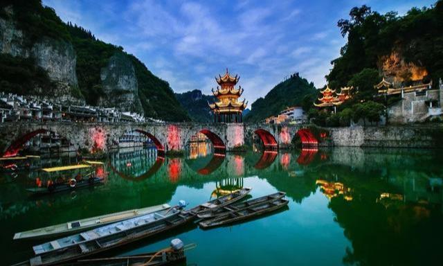 目前，全国各地有关特色小镇的概念基本得到统一。特色小镇是指依赖某一特色产业和特色环