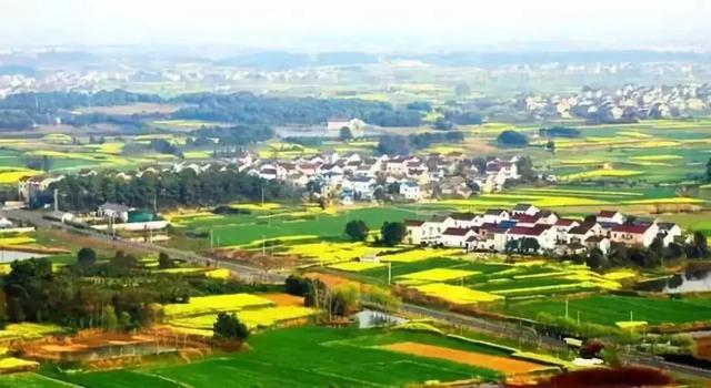 乡村旅游是以旅游度假为宗旨，以村庄野外为空间，以人文无干扰、生态无破坏、以游居和野